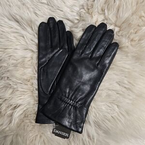 NEW💫Danier MED Women's Leather Gloves